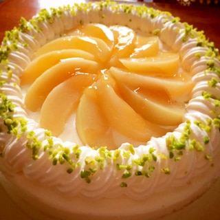 白桃を使ったデコレーションケーキ
